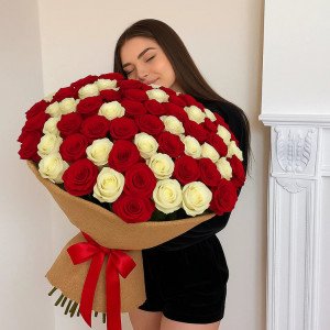 Букет 101 красная и белая роза с упаковкой